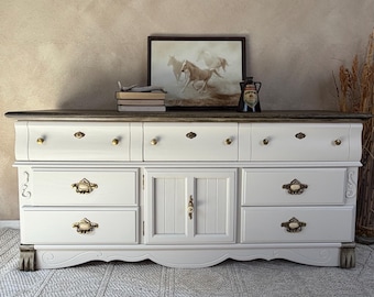 Cômoda vintage creme branca, buffet longo com tampo de madeira e 9 gavetas. Elegante mesa de console para TV em estilo transicional.