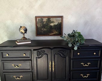 Cómoda de estilo provenzal francés con cajones ocultos estampados de vaca y herrajes dorados ornamentados.