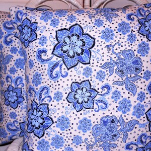 Capa de almofada azul, capa de almofada decorativa, capa de almofada azul/branca de 18 &#39;&#39;x 18&#39;&#39;, capa de almofada floral azul, capa de almofada de casa de campo