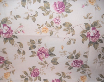 Rembourrage Fabic, DraperieFabric, Tissu de roses victoriennes, Cottage victorien vintage, Sérigraphie, Roses violettes / jaunes, Cour en tissu / Demi-cour