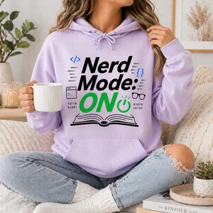 Modo nerd activado PNG, diseño divertido de camiseta de TI, camiseta de desarrollador PNG, gráfico de camiseta de programación, regalo para nerds de la tecnología, descarga para sublimación Cricut.