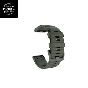 Puede incluir: Correa de reloj verde oliva con cierre negro. La correa está hecha de un material flexible y tiene un diseño texturizado. El logotipo de Prime Wrist está en la esquina superior izquierda.