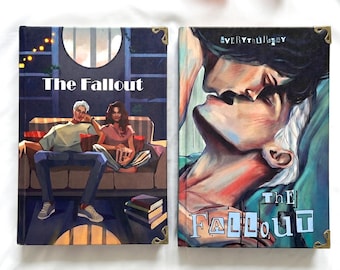 Könnte beinhalten: Zwei Hardcover-Bücher mit dem Titel "The Fallout" werden gezeigt. Ein Cover zeigt ein Paar auf einem Sofa, das andere eine Nahaufnahme von zwei sich küssenden Personen. Orangefarbene Blumen sind im Hintergrund. Die Buchdeckel haben goldene Eckenschützer.