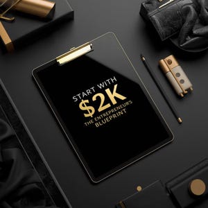 Könnte beinhalten: Ein schwarzes Tablet mit goldfarbenem Rand zeigt den Text "START WITH $2K THE ENTREPRENEUR'S BLUEPRINT". Ein goldener Stift, ein gold-cremefarbenes Objekt und eine schwarze Ledertasche sind ebenfalls zu sehen. Die Gegenstände sind auf einer schwarzen Oberfläche angeordnet.