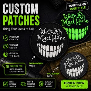 Peut inclure: Des écussons ronds noirs avec le texte "We're All Mad Here" et un motif de bouche souriante. Un écusson brille dans le noir. L'image comprend également le texte "Custom Patches" et "Bring Your Ideas to Life".