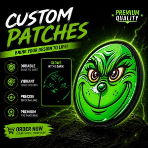 Op de afbeelding: Een groene Grinch-patch met een zwarte rand. Het gezicht van de Grinch is prominent aanwezig. De afbeelding bevat tekst: "CUSTOM PATCHES" en "BRING YOUR DESIGN TO LIFE!" Andere tekst benadrukt de kenmerken van de patch.