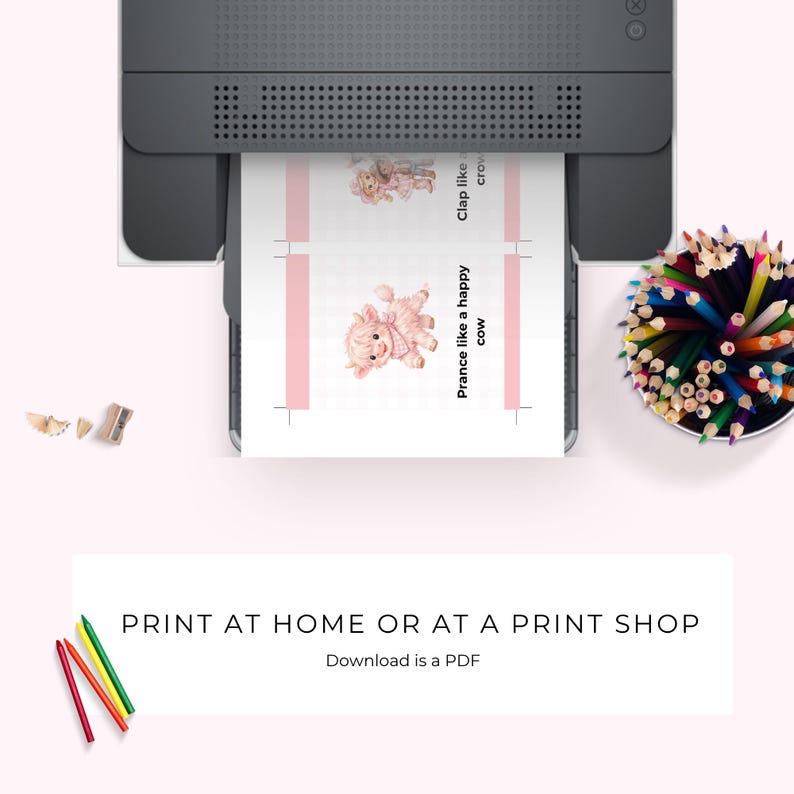 Op de afbeelding: Een printer drukt een PDF-document af met roze en witte illustraties van een koe en de tekst "Prance like a happy cow" en "Clap like crow". De tekst onderaan luidt "Print thuis of in een drukkerij".