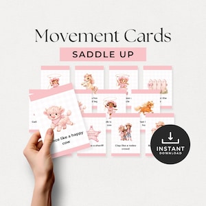 Op de afbeelding: Roze "Movement Cards" met de tekst "SADDLE UP". De kaarten bevatten illustraties van cowgirls, paarden en andere afbeeldingen met een western-thema. E&eacute;n kaart wordt door een hand vastgehouden, met een koe-illustratie en de tekst "Dance like a happy cow".