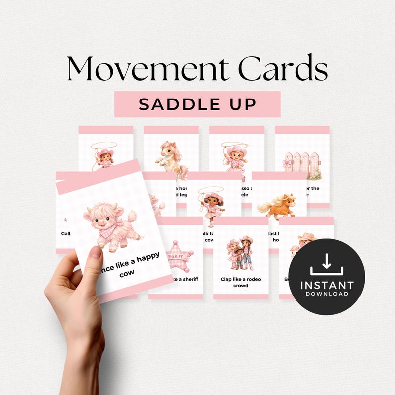 Op de afbeelding: Roze "Movement Cards" met de tekst "SADDLE UP". De kaarten bevatten illustraties van cowgirls, paarden en andere afbeeldingen met een western-thema. E&eacute;n kaart wordt door een hand vastgehouden, met een koe-illustratie en de tekst "Dance like a happy cow".