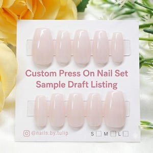 Peut inclure: Un ensemble de dix faux ongles rose clair à la finition brillante, disposés en deux rangées sur une carte de présentation blanche. La carte porte le texte Custom Press On Nail Set Sample Draft Listing, un compte Instagram et des cases S, M, L.