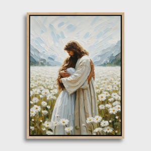 Può includere: Una stampa su tela incorniciata raffigura un tenero abbraccio tra due figure in un campo di fiori bianchi. Le figure sono avvolte in fluenti vesti bianche, sullo sfondo di cieli blu tenui e montagne lontane. L'opera è realizzata in uno stile pittorico.