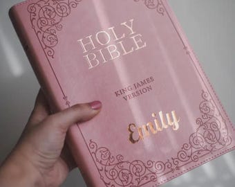 Biblia Reina Valera 1960 rosa personalizada – Piel sintética, nombre en oro rosa, letra grande (Edición con nombre personalizado)