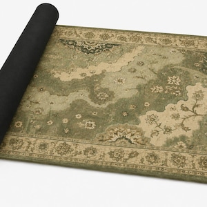 Op de afbeelding: Een rechthoekige yogamat met een saliegroen en cr&egrave;mekleurig bloemenpatroon en een decoratieve rand. De mat is gedeeltelijk opgerold, waardoor een effen zwarte onderkant en een gestructureerd oppervlak met een botanische print zichtbaar zijn.