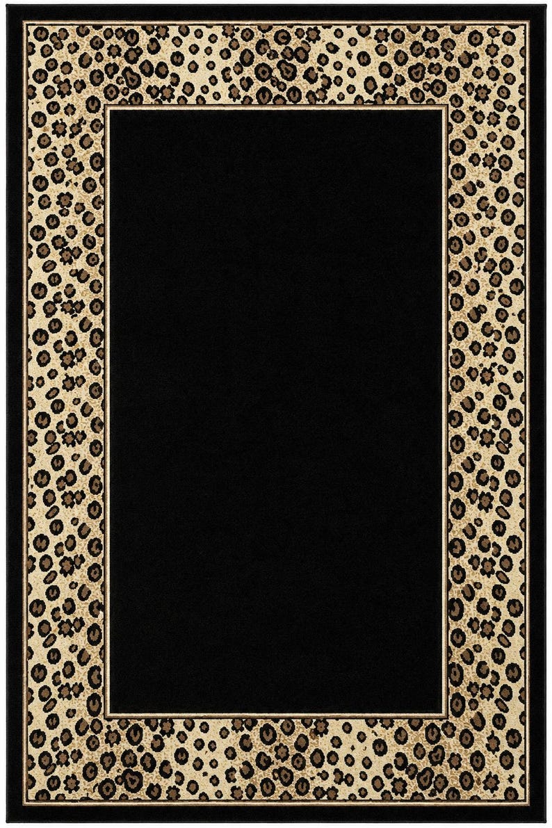 Pode incluir: Um tapete retangular com um painel central preto s&oacute;lido rodeado por uma borda larga com um padr&atilde;o de estampa de leopardo em tons de bege e castanho escuro. Todo o tapete &eacute; emoldurado por uma fina borda externa preta, criando um contraste distinto entre o interior escuro e o design da borda inspirado em animais.
