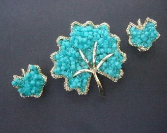 Pendientes y broche con cuentas azul Aqua elegante ajuste c 1970