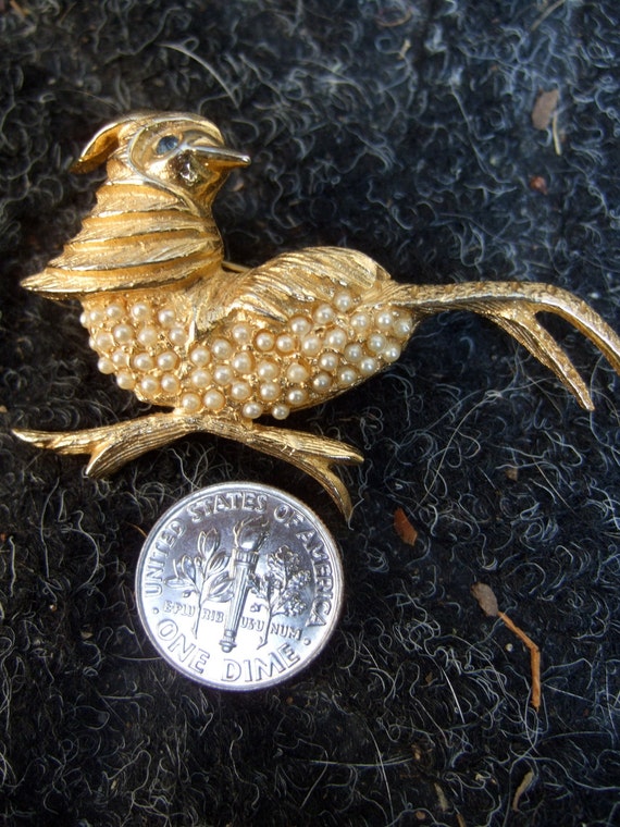 HOBE Gilt Metal Pearl Encrusred Bird Brooch c 1960 - image 3