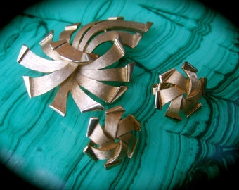 TRIFARI Elegant Gilt Matte Metal Ribbon Brooch & Earrings Set c 1970