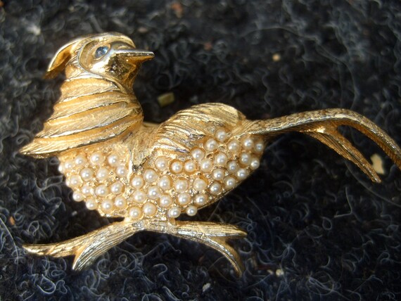 HOBE Gilt Metal Pearl Encrusred Bird Brooch c 1960 - image 5