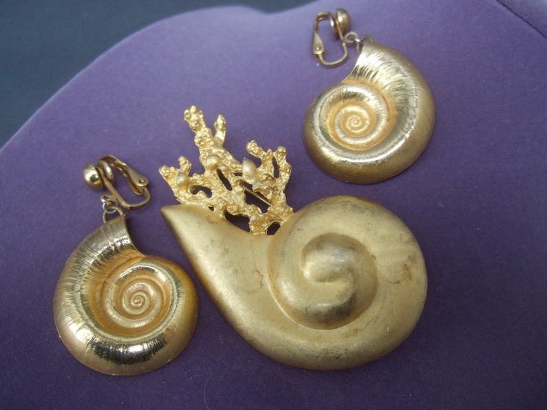 Gilt Metal Sea Life Chamber Nautulis Brooch & Earrings image 4