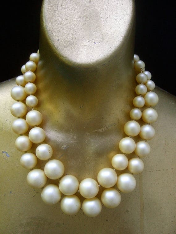 Elegant Resin Enamel Pearl Necklace c 1960s - image 2