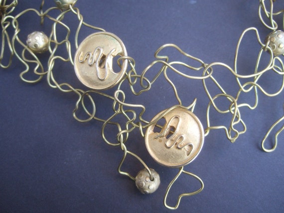 Avant-garde Gilt Wire Artisan Choker Necklace c 1… - image 9