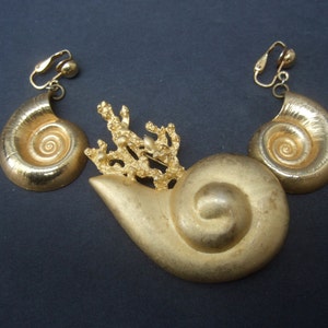 Gilt Metal Sea Life Chamber Nautulis Brooch & Earrings image 2