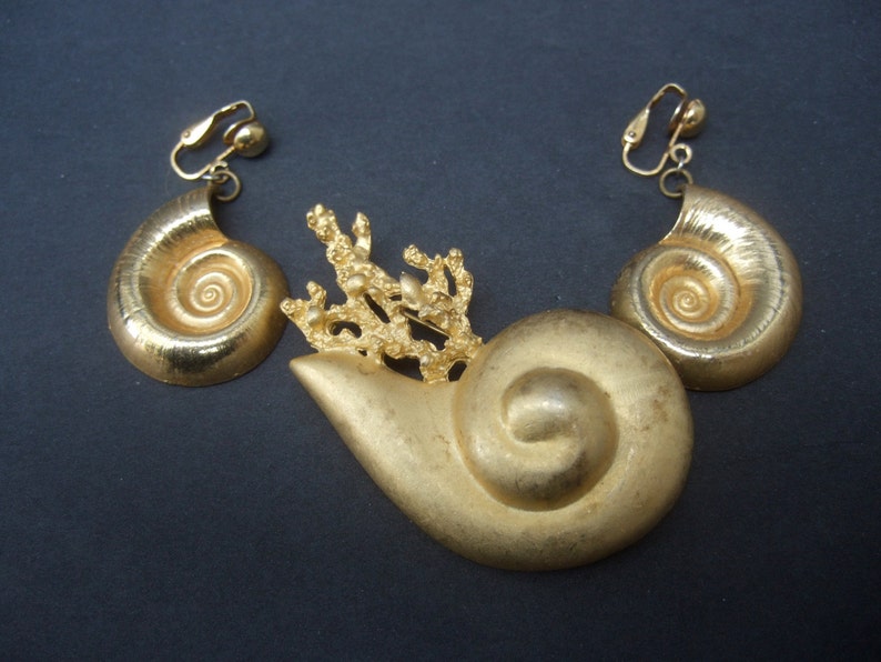 Gilt Metal Sea Life Chamber Nautulis Brooch & Earrings image 2