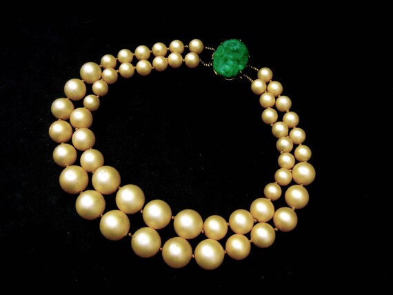 Elegant Resin Enamel Pearl Necklace c 1960s - image 5