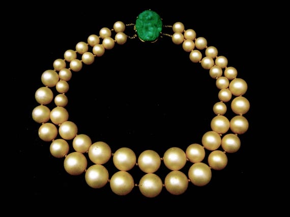 Elegant Resin Enamel Pearl Necklace c 1960s - image 4