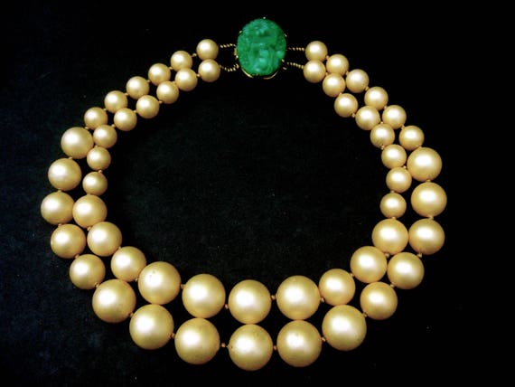 Elegant Resin Enamel Pearl Necklace c 1960s - image 1