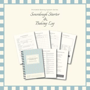 Könnte beinhalten: Ein Spiralnotizbuch und mehrere lose Blätter mit Text, betitelt "Sourdough Starter & Baking Log". Das Notizbuch hat einen blau-weiß gestreiften Einband. Der Text "Printable Baking System Series" steht oben.