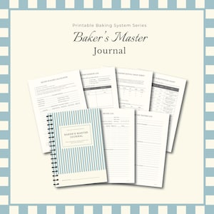 Op de afbeelding: Een spiraalgebonden "Baker's Master Journal" met een lichtblauwe en wit gestreepte kaft, omringd door losbladige pagina's. Het journaal bevat receptschaal-, baksessie- en substitutietabellen. De tekst "Printable Baking System Series" staat bovenaan.