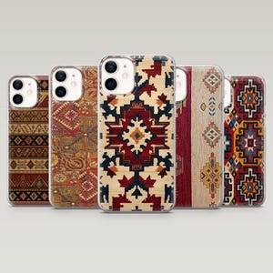 Può includere: Cinque custodie per telefono con vari disegni di tappeti orientali. Le custodie presentano motivi intricati nelle tonalità del rosso, blu, beige e marrone. Ogni custodia ha un bordo trasparente e un ritaglio per la fotocamera.