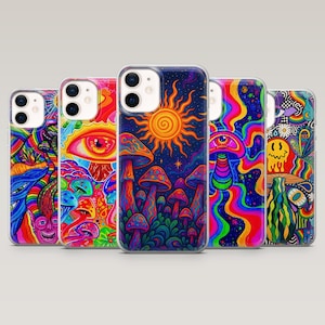 Puede incluir: Una colección de cinco fundas para teléfono con arte psicodélico vibrante. Los diseños incluyen un sol sobre setas, un ojo y patrones arremolinados en colores brillantes como el rojo, el azul y el amarillo. Las fundas son de plástico transparente.