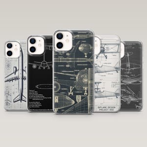 Peut inclure: Cinq coques d'iPhone avec des plans d'avions anciens. Les coques présentent des dessins techniques détaillés en blanc et gris sur un fond sombre. Chaque coque présente un design d'avion différent, avec des détails complexes.