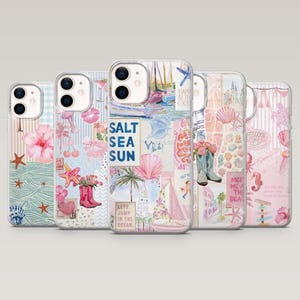Peut inclure: Cinq coques de téléphone avec un design de collage sur le thème nautique et balnéaire. Les coques présentent des images de coquillages, de voiliers, de bottes et le texte "SALT SEA SUN" et "MEET ME THE BEACH". La palette de couleurs comprend le rose, le bleu et le blanc.