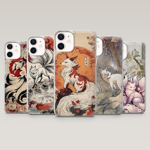 Pode incluir: Cinco capas transparentes para smartphone com ilustrações artísticas de raposas de várias caudas. Cada capa exibe uma cena única com raposas em várias poses, incorporando elementos como sóis vermelhos, folhas de outono, água corrente e motivos florais numa paleta de tons vermelhos, brancos e terra.