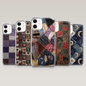 Op de afbeelding: Vijf smartphonehoesjes op een rij, elk met verschillende patronen: een paars patchworkontwerp, een raster van hartjes, een veelkleurig crazy quilt-patroon, een rood-groene geometrische print en een donkerblauw gewatteerd hemels motief.