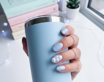 Unghie finte Baby Blue Cloud / Lucide Sky Oval a mandorla / Set in gel fatto a mano