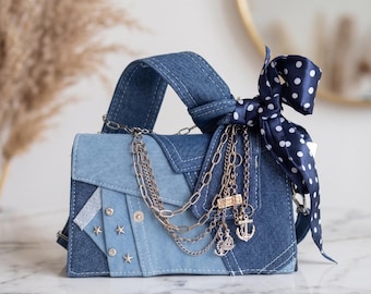 Mini borsa a mano in denim patchwork realizzata a mano – Ciondoli nautici, borchie a stella, borsetta blu