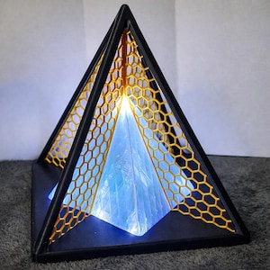 3D piramidevormige lamp met diffuus licht — modern geometrisch ontwerp.