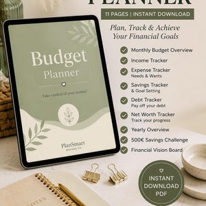 Könnte beinhalten: Ein digitaler Budgetplaner auf einem Tablet-Bildschirm mit dem Text Budget Planner, Plan, Track & Achieve Your Financial Goals und einer Liste von 11 Seiten, darunter Einnahmen-, Ausgaben-, Spar-, Schulden- und Vermögens-Tracker sowie eine 500€-Spar-Challenge.
