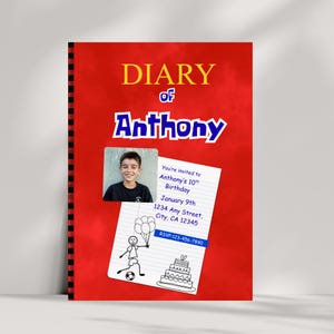 Puede incluir: Una invitación roja con el texto "DIARY of Anthony" en amarillo y azul. Incluye una foto de un niño, detalles del cumpleaños y un dibujo de una persona con globos, un balón de fútbol y una tarta. También se incluye información de RSVP.