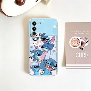 Pu&ograve; includere: Custodia per telefono blu chiaro con un design a fumetti con il personaggio Stitch. La custodia ha le parole "SUPER GIRL" e "WOW!!" in fumetti. La custodia ha un design a stella e cuore.