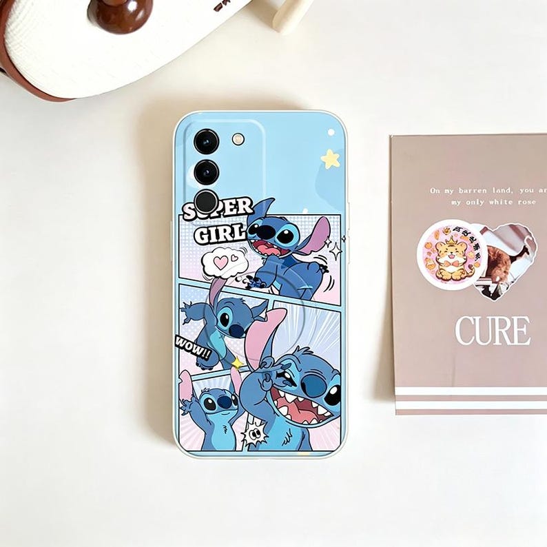 Pu&ograve; includere: Custodia per telefono blu chiaro con un design a fumetti con il personaggio Stitch. La custodia ha le parole "SUPER GIRL" e "WOW!!" in fumetti. La custodia ha un design a stella e cuore.