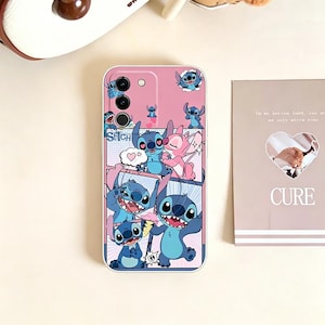 Pu&ograve; includere: Custodia per telefono rosa con il personaggio Stitch. Il design presenta un fumetto con Stitch in varie pose e la scritta "Stitch". La custodia ha tre ritagli per la fotocamera.