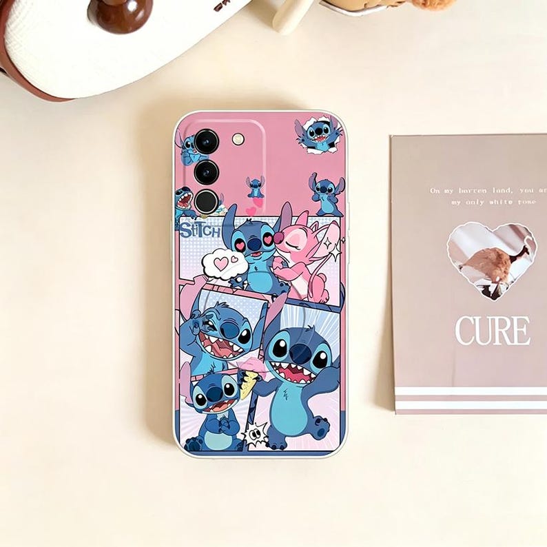 Pu&ograve; includere: Custodia per telefono rosa con il personaggio Stitch. Il design presenta un fumetto con Stitch in varie pose e la scritta "Stitch". La custodia ha tre ritagli per la fotocamera.
