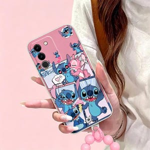 Pu&ograve; includere: Custodia per telefono rosa con un design a fumetti del personaggio Stitch in varie pose. La custodia ha un bordo bianco e un cinturino da polso con perline rosa. La parola "Stitch" &egrave; visibile.