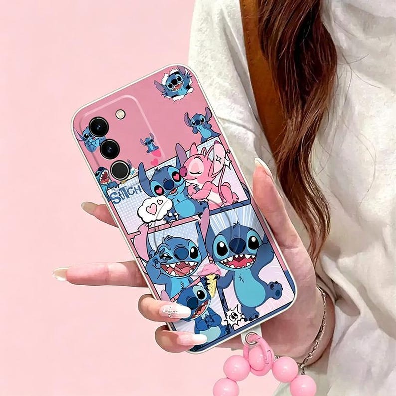 Pu&ograve; includere: Custodia per telefono rosa con un design a fumetti del personaggio Stitch in varie pose. La custodia ha un bordo bianco e un cinturino da polso con perline rosa. La parola "Stitch" &egrave; visibile.