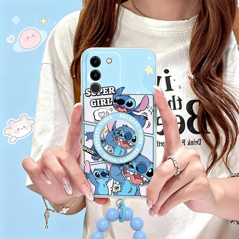 Pu&ograve; includere: Custodia per telefono azzurra con il personaggio Stitch di Lilo & Stitch. La custodia ha un anello pop-up con le scritte "Naughty Tiger" e "Super Girl". Un ciondolo di perline blu &egrave; attaccato.